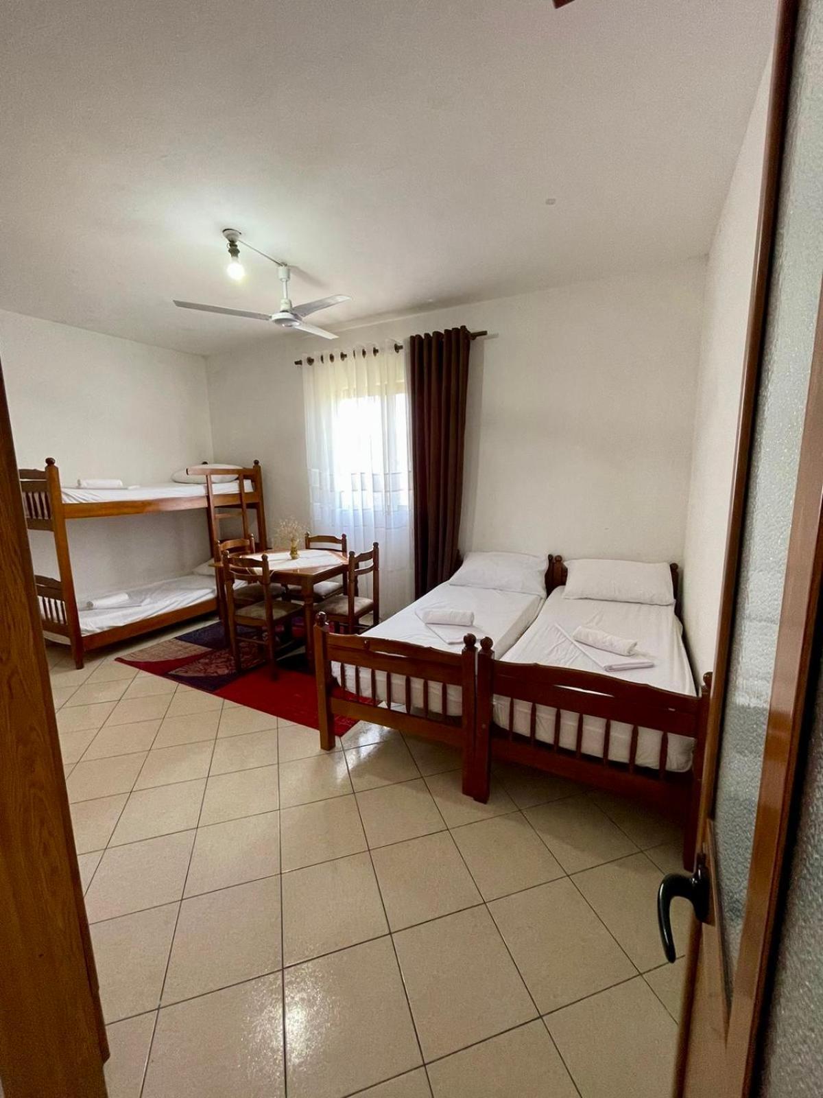 Xhou'S Home Shkodër Екстериор снимка